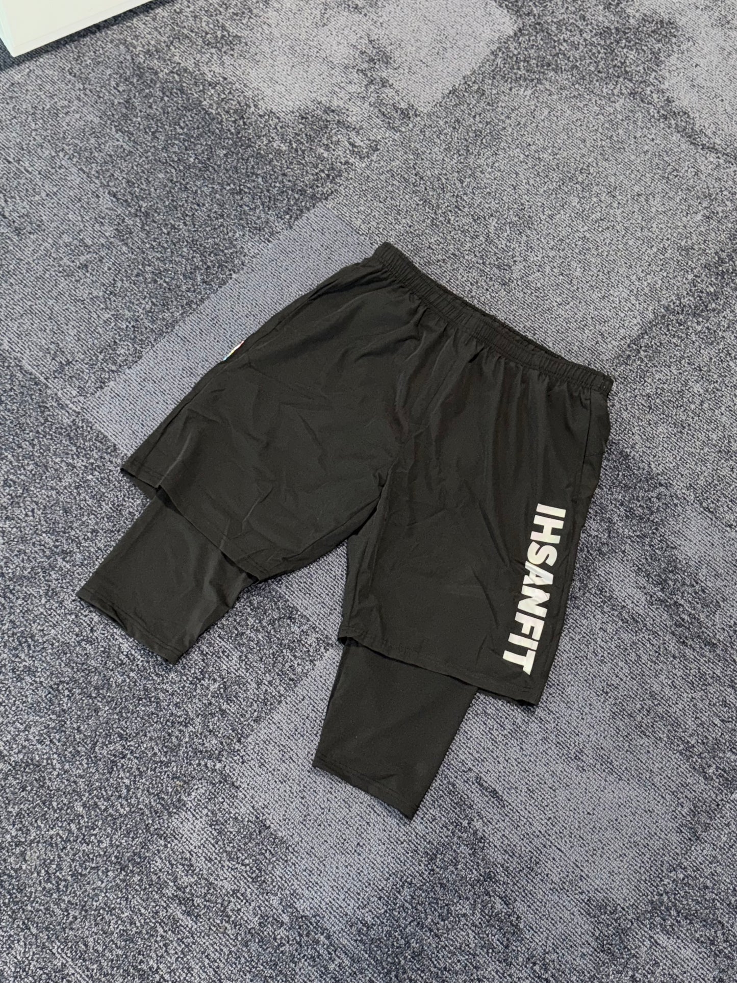 Short Cache Awra Noir